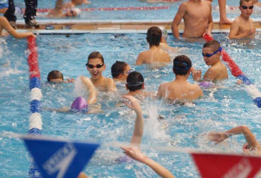 לימוד שחייה ילדים בקבוצות