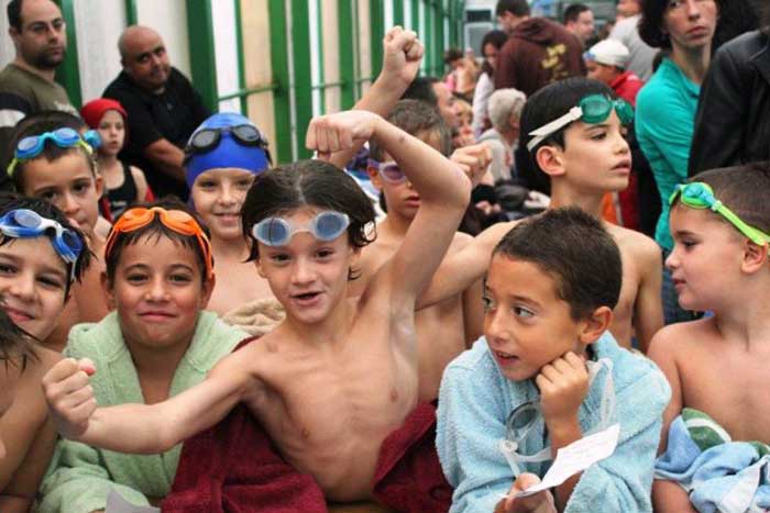 שיעור שחייה לילדים בקבוצות בירושלים | הפועל ירושלים שחייה