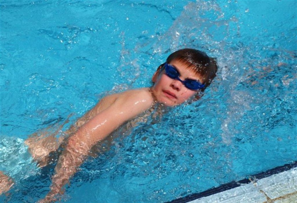 לימוד שחייה בקיץ